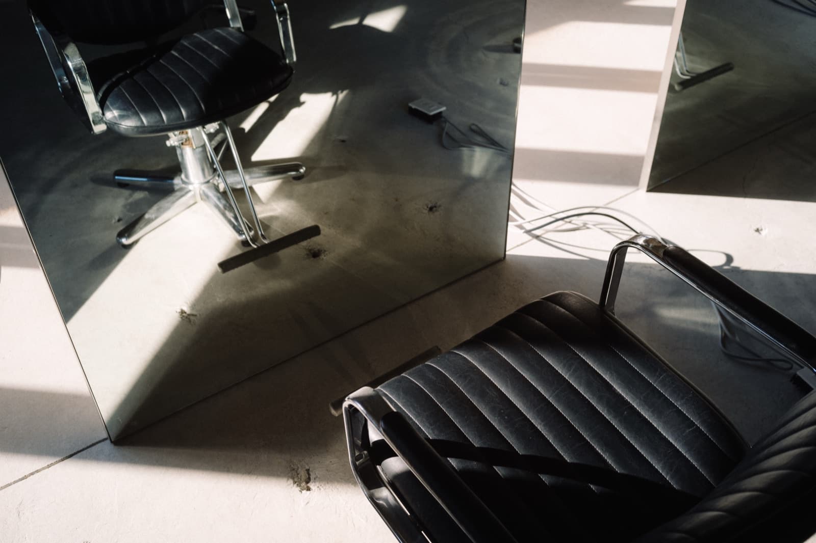 LIGHT LEAK 名古屋大須 美容院 鏡に映るセットチェアのディテール