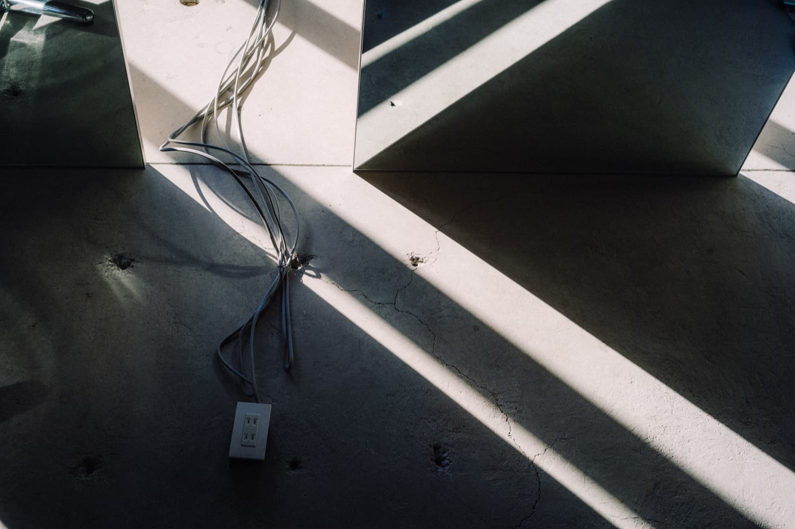 LIGHT LEAK 名古屋大須 美容院 鏡と床に伸びる光の対角線