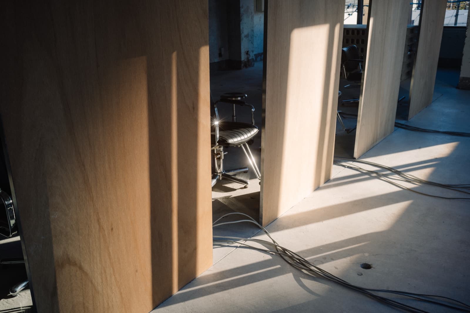 LIGHT LEAK 名古屋大須 美容院 木のパーテーションに差す光